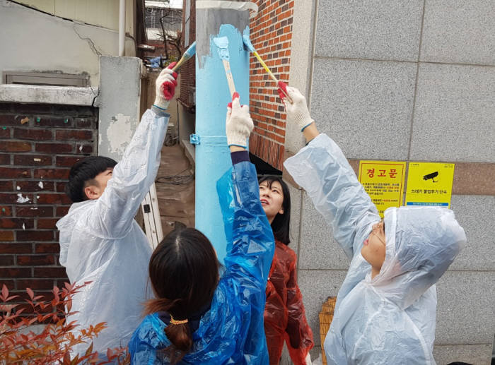 링크플러스대학이 지역 도시재생사업에 참여해 진행하고 있는 도시 미화 프로그램.