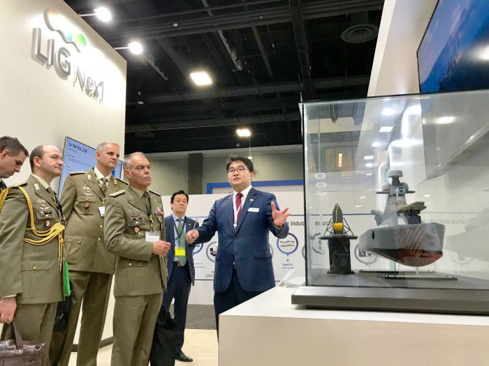 LIG넥스원이 8~10일(현지시간) 미국 워싱턴 D.C.에서 열린 국제 방산전시회 AUSA 2018에 참가했다. LIG넥스원 관계자가 참관객을 대상으로 솔루션을 설명하고 있다.