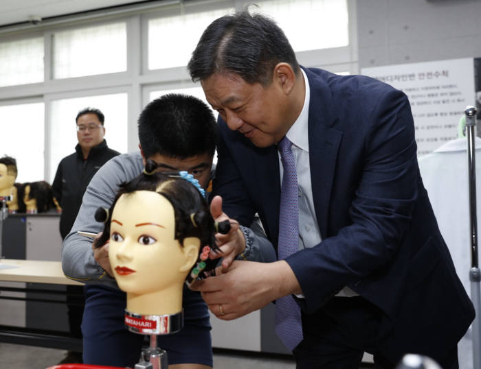 에스원 박준성 전무가 고봉중고등학교 헤어디자인반을 견학하고
직접 헤어디자인 체험을 하고 있다.