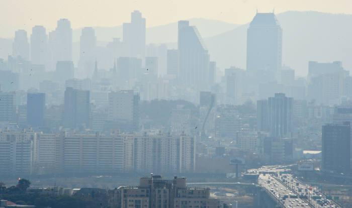 미세먼지 낀 도심.