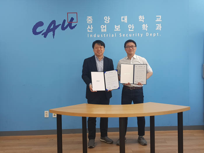 11월 30일 오후 중앙대학교에서 블록체인 기술 개발 및 인재 양성을 위한 업무 협약체결식에서(왼쪽부터) 중앙대학교 블록체인서비스 연구센터장 장항배 교수, 마크애니 최고 팀장 등이 기념 촬영을 하고 있다.