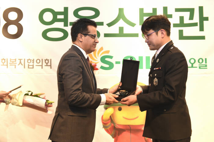 오스만 알 감디 에쓰오일 CEO(왼쪽)와 올해의 최고 영웅소방관에 선정된 이비호 소방위(대구 중부소방서).