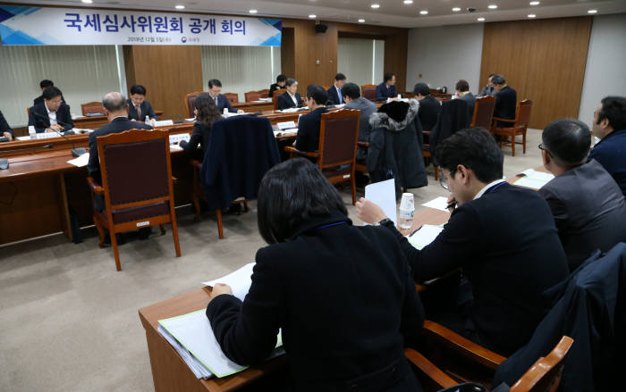 국세청이 국세심사위원회 심의과정을 처음 공개했다.