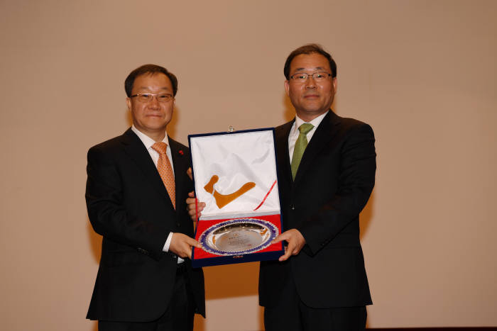 남세규 국방과학연구소(ADD) 소장(왼쪽)과 올해의 ADD인상을 수상한 이종한 ADD 수석연구원이 사진촬영을 하고있다. ADD 제공