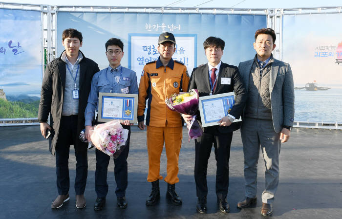 황태영 ADT캡스 김포지사 출동대원(왼쪽 두 번째), 배명호 김포소방서장 , 김신 ADT캡스 영업지원팀 직원이 주택화재 현장에 신속한 화재 출동 기여와 인명구조 공로로 소방서 표창을 받았다.