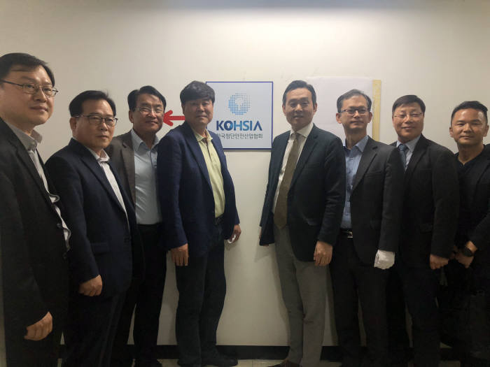 한국첨단안전산업협회가 사무국 이전 개소식을 열었다. 가운대 (조)한영기 한일에스티엠 대표, (우)김용식 한국첨단안전산업협회장