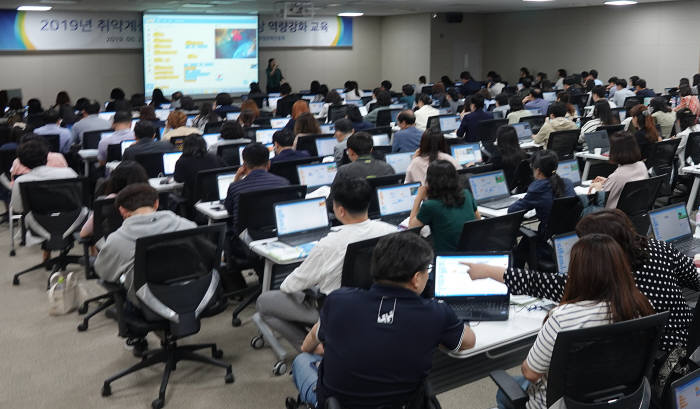 한국정보화진흥원(NIA)이 28일 정부세종컨벤션센터에서 취약계층 정보화 강사 400여명을 대상으로 보수교육을 열고 있다. NIA 제공