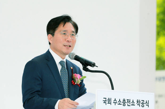 성윤모 산업부 장관이 30일 국회 수소충전소 착공식 및 협약식에 참석해 인사말을 하고 있다.