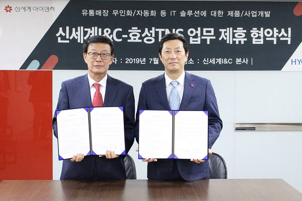 김장욱 신세계아이앤씨 대표(오른쪽)와 손현식 효성TNS 대표가 업무협약식에서 사진촬영을 하고 있다. 신세계아이앤씨 제공
