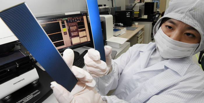 경기 성남시 신성이엔지 연구실에서 연구원이 파워XT 태양광 모듈을 살펴보고 있다. 성남= 이동근기자 foto@etnews.com