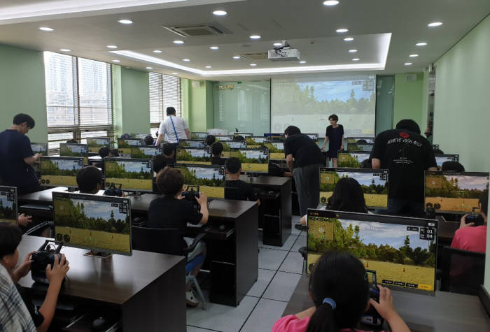 한컴지엠디 2019 드론 과학 영화캠프에 참가한 학생들이 가상 드론 시뮬레이터를 활용해 드론조종법을 배우고 있다. 한컴지엠디 제공