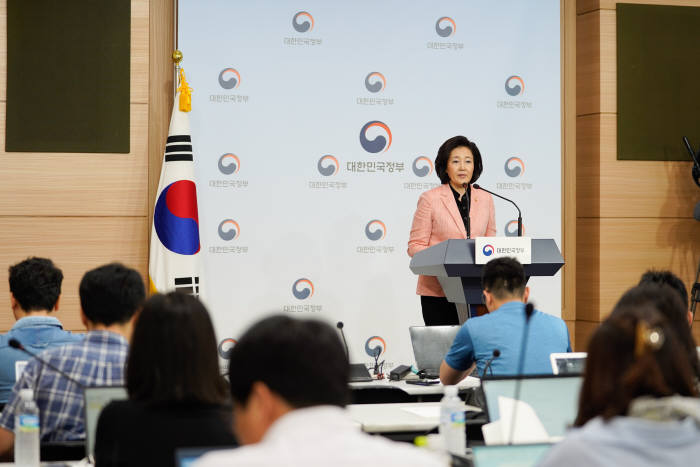 박영선 중소벤처기업부 장관이 서울청사 별관 브리핑룸에서 중기부 2020년 예산안 브리핑을 진행하고 있다.