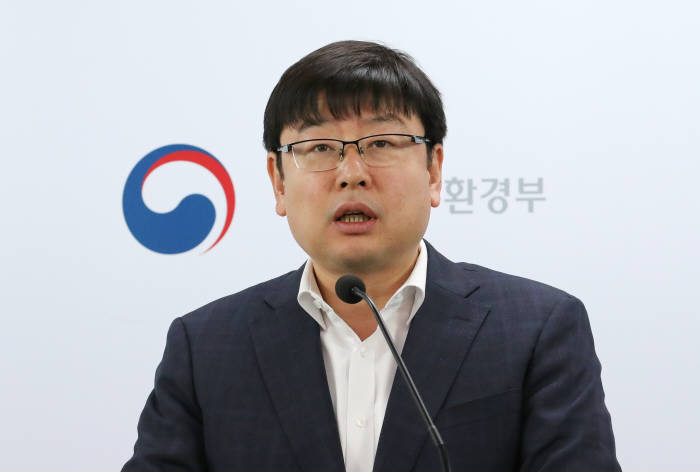 조현수 환경부 환경보건정책과장이 지난 19일 정부세종청사에서 환경부, 국토교통부, 원자력안전위원회 등 관계부처 합동, 건축자재 라돈 저감 관리 지침서 발표했다. <연합뉴스>