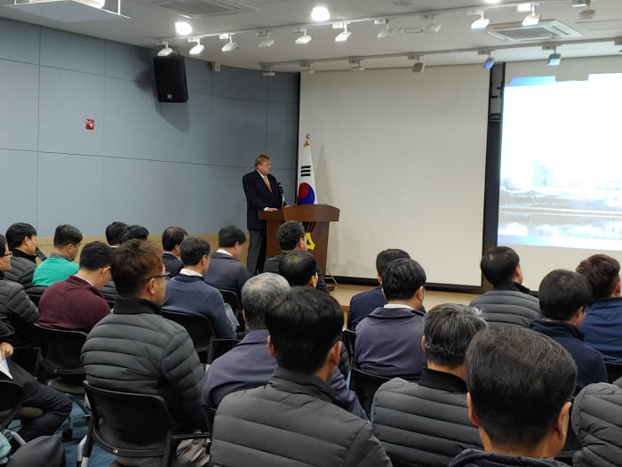 독일 한스자이델 재단 한국사무소 대표인 베른하르트 젤리거 박사가 에너지 정책과 남북에너지 협력 가능성이라는 주제로 강연을 펼치고 있다.