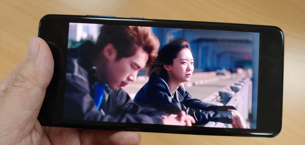 S20에서는 4K 넷플릭스 콘텐츠를 최대 WQHD+ 해상도 범위 내에서 볼 수 있지만 6.9인치 화면에서는 화질 차이를 느낄 수 없다. 다만, 더 길어진 화면 크기로 인해 좌우 검은 여백이 나타났으며, 제로베젤 효과도 반감된 모습이다.
