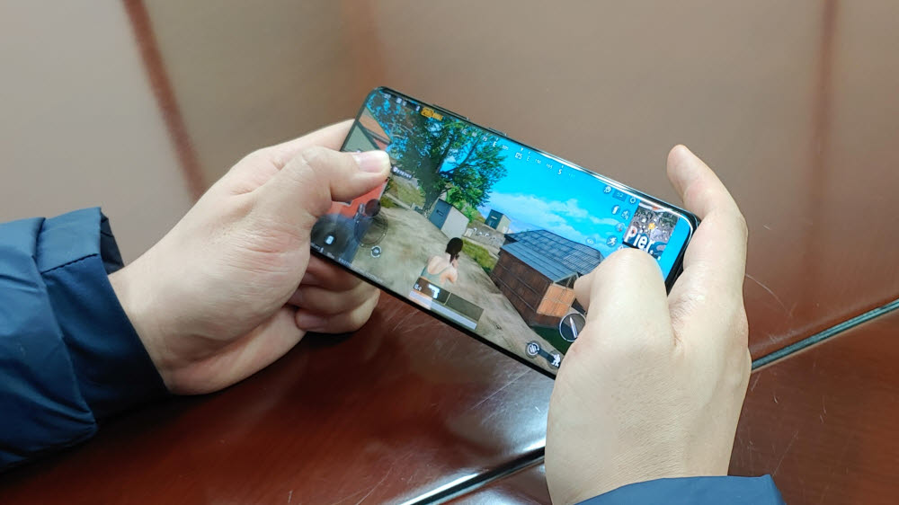 몰입감 높은 꽉 찬 6.9인치 120Hz 고주사율 대화면으로 배틀그라운드를 플레이하고 있다.