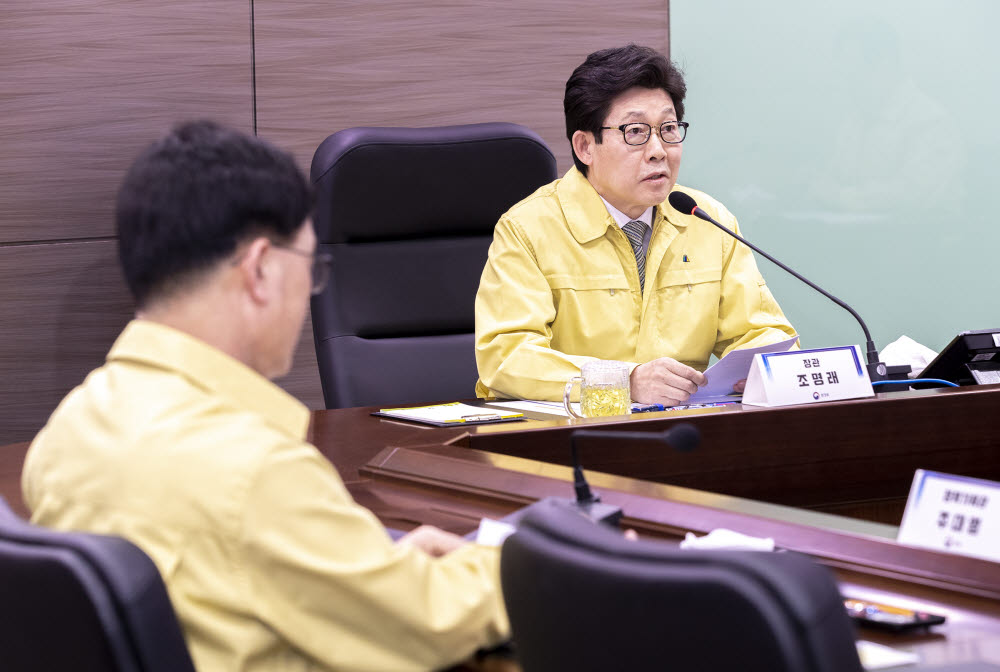 조명래 환경부 장관은 16일 정부세종청사 6동 환경부 대회의실에서 영상회의를 통해 코로나19 위기상황 극복을 위한 환경부-공공기관 점검 회의를 개최했다.