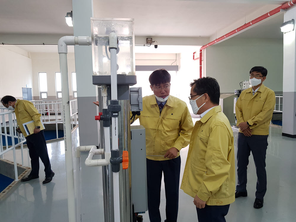 홍정기 환경부차관(오른쪽)은 12일 오전 경기도 화성에 위치한 정수장을 방문, 인공지능(AI) 기반 정수처리 시스템 추진계획을 보고받고 운영현황을 점검했다.