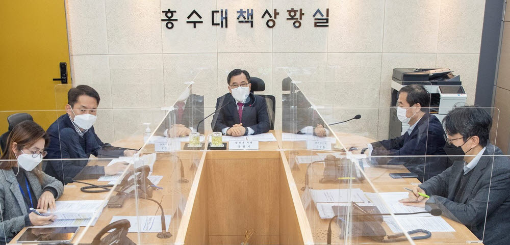 홍정기 환경부 차관이 5일 정부세종청사 홍수통제상황실에서 개최된 통합물관리추진단 첫 회의에 참석해 발언하고 있다. 연합뉴스