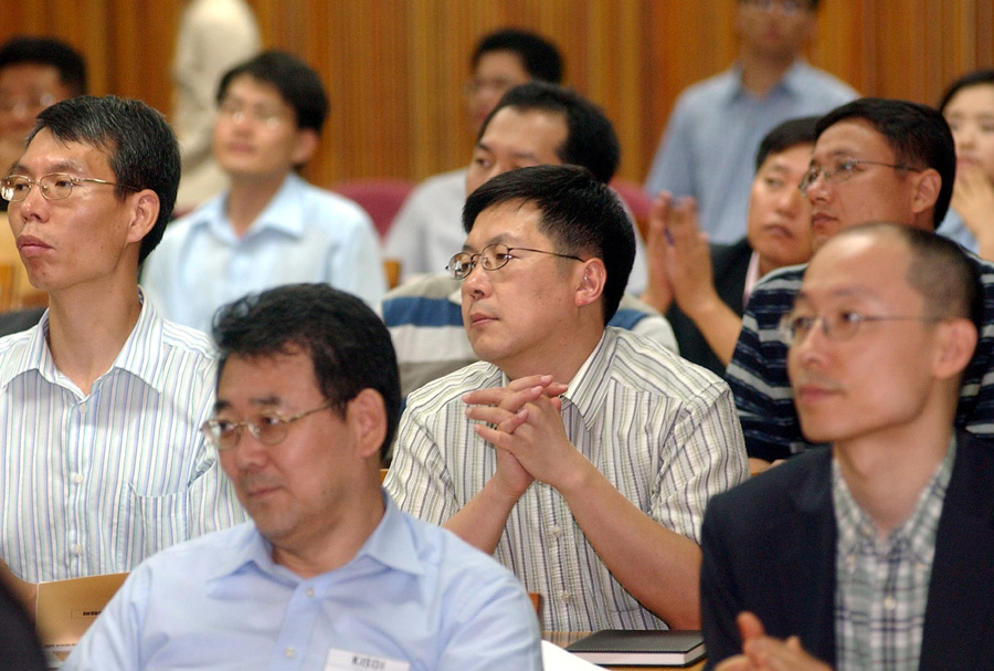 안팎으로 관심을 모으고 있는 ‘결합판매제도 개선방안 마련을 위한 공청회’가 29일 서울 양재동 정보통신정책연구원에서 열렸다. 방청객들이 지대한 관심을 보이고 있다.