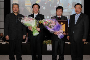 한국동서발전은 23일 한국경영자총협회 주관으로 열린 제24회 한국노사협력대상 수상식에서 공기업 부문 대상을 수상했다.이길구 한국동서발전 사장(왼쪽 두 번째)과 김용진 노동조합위원장(〃 세 번째)이 대상을 수상한 후 이희범 경총협회장(맨 오른쪽)과 기념 촬영했다.