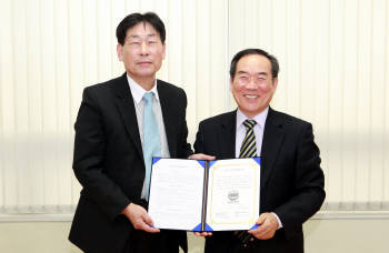 공창석 한국승강기안전관리원장(오른쪽)은 본원 대회의실에서 김부명 선임 비상임 이사와 직무청렴계약을 최근 체결했다. 청렴계약은 최고경영자의 윤리경영 실천을 공고히 하기 위해서 마련됐다. 공 원장은 “윤리경영과 안전 봉사로 국민으로부터 사랑받는 기관을 만들겠다”고 말했다.