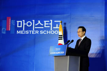 이명박 대통령이 5일 진천 한국바이오마이스터고에서 합동 개교 축사를 하고 있다.