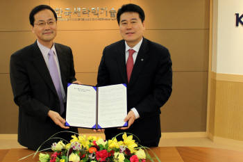 김경회 한국세라믹기술원 원장(왼쪽)과 안동규 IBK기업은행 부행장이 협약 체결 후 사진 촬영을 하고 있다.