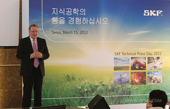 기조 연설 중인 SKF 톰 존스톤 회장