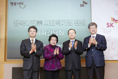 김정열 사외이사, 성선경 사외이사, 강대성 대표이사, 조영복 사외이사(왼쪽부터) 등 행복나래 관계자들이 기념촬영했다.