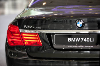 BMW의 핵안보정상회의 의전차량들에는 `NSS Limited`로고가 부착된다.