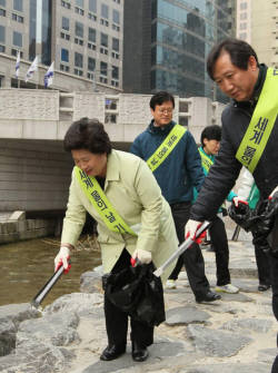 김금래 여성가족부 장관(왼쪽)은 22일 오전 8시 30분 `세계 물의 날`을 맞아 청사 주변 청계천을 직원들과 함께 청소했다. `세계 물의 날`은 심각해지는 물부족과 수질오염을 방지하고 물의 소중함을 되새기기 위해 국제연합(UN)이 제정·선포한 날로, 1993년부터 기념하고 있다.