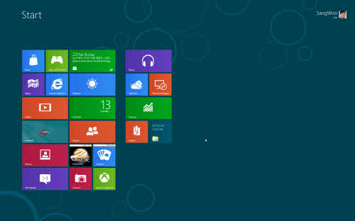 윈도8 컨슈머 프리뷰 설치가 끝나고 첫 대면하는 화면. 해상도가 높아서인지 타일이 스펀지처럼 보인다.