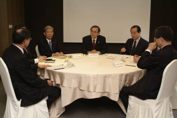 김동수 공정거래위원장과 6개 그룹 대표가 동반성장 간담회를 갖고 있다.