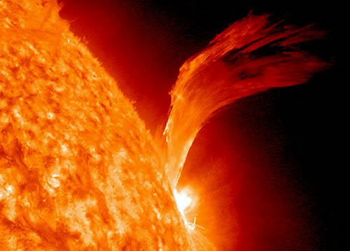 지난2010년 미국 우주항공국(NASA)이 공개한 태양 표면의 폭발 사진. 이 폭발로 `태양폭풍(Coronal Mass Ejection)'이 발생했지만 다른 행성에 영향을 주지는 않았다.(AP=연합뉴스) 