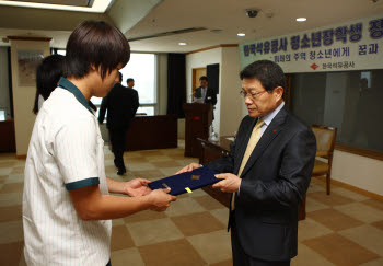 9일 한국석유공사 안양 본사에서 열린 `제5기 한국석유공사 청소년 장학생 장학증서 수여식`에서 권흠삼 기획관리본부장이 장학생에게 장학증을 수여하고 있다.