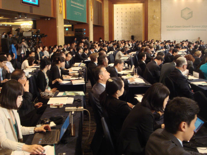 10일 서울 롯데호텔에서 열린 `글로벌녹색성장서밋 2012`에서 참가자들이 발표를 듣고 있다.
