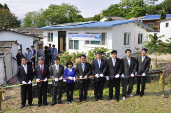 백해도 한국동서발전 상임감사위원(왼쪽 두 번째)과 배경철 사랑의햇빛에너지위원회 위원장(오른쪽 세 번째)이 관계자들과 `햇빛나눔 희망전기사업` 준공식에서 테이프를 자르고 있다.