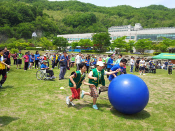 [인물]한기대 장애인 및 자원봉사자 대상 어울림 한마당