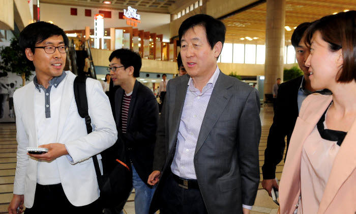 최지성 부회장, 애플과 특허 협상 위해 출국