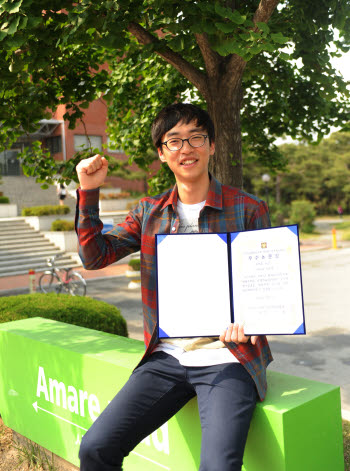 스마트폰을 활용한 동공계로 학회서 우수논문상을 수상한 김태훈씨.