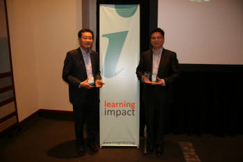 국제 e-러닝 경진 대회(IMS Learning Impact Awards 2012)에서 은상 수상 후 현창진 SK C&C 서비스·제조 사업담당 현창진 팀장(왼쪽)과 최성기 차장(오른쪽)이 기념사진을 찍고 있다.