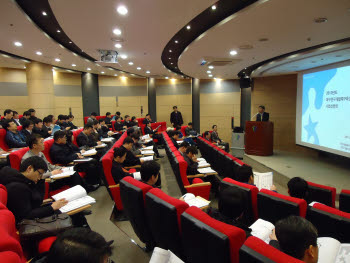 연구개발특구 대구기술사업화센터가 최근 개최한 특구육성사업설명회에서 기업인 100여명이 참석해 기술사업화사업에 대해 설명을 듣고 있다.