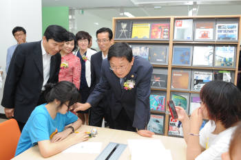 송종호 중기청장(가운데)이 시제품제작소를 찾아 창업자를 격려하고 있다.