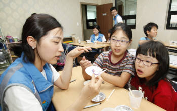 삼성 신입사원들이 6일 경기 용인시 소재 보라지역아동센터에서 재능나눔 활동의 일환으로 아이들과 과학체험교실 수업을 진행하고 있다.