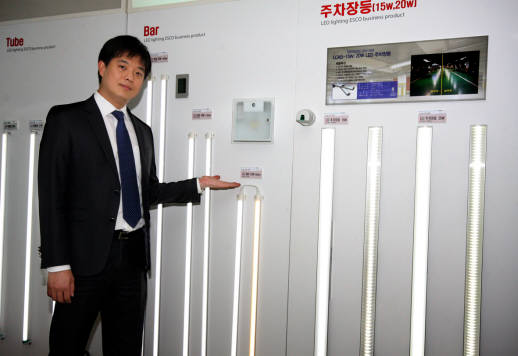 헤파스 직원이 LED전등 무상교체에 사용하는 LED등을 설명하고 있다.