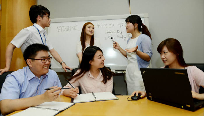 효성 직원들이 간소한 복장으로 회의에 참여하고 있다.