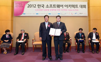 2012 한국소프트웨어 아키텍트 대회에서 SK C&C 임철홍 차장(오른쪽)이 지식경제부장관상을 수상한 후 김재홍 지식경제부 성장동력 실장과 기념사진을 찍고 있다.