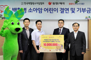 지난 24일 기부금 전달 후 환아의 아버지 (왼쪽 두번째)와 김시형 동양매직 팀장(왼쪽 세번째), 담당 직원들이 기념촬영을 하고 있다.