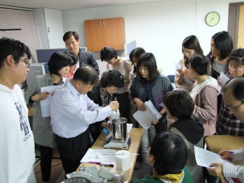 사이버대학도 온오프라인 연계 수업이 늘면서 인프라 시대를 맞고 있다. 사진은 실습 중인 원광디지털대 학생들 모습.